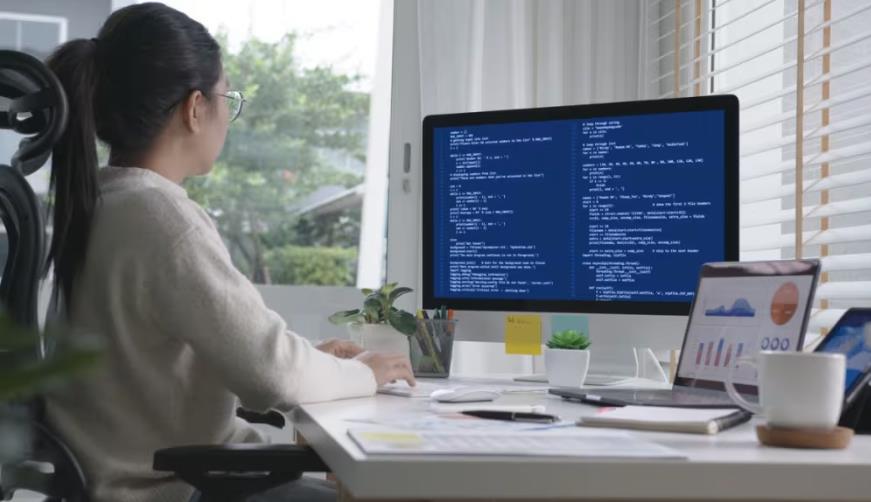 东兴市软件开发公司实战建议：网站赋能，为何必须接入支持机器人？